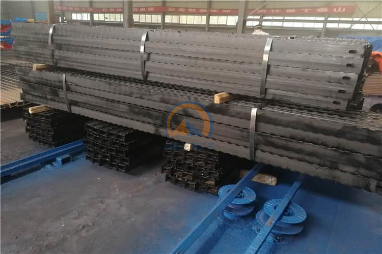 矿用金属顶梁出厂时允许采用符合国家铁路运输规定简易捆扎,调角楔部件可用粗于10号的铁丝串起,每30~50个捆成一捆 矿用金属顶梁出厂时允许采用符合国家铁路运输规定简易捆扎,调角楔部件可用粗于10号的铁丝串起,每30~50个捆成一捆